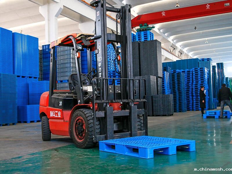 托盘仓库-轩盛塑料托盘生产厂家