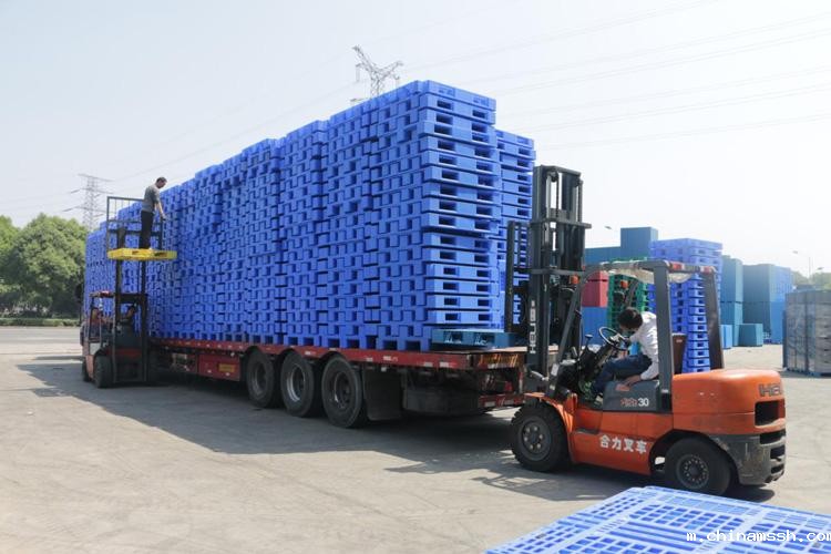 九脚吹塑托盘厂家定制